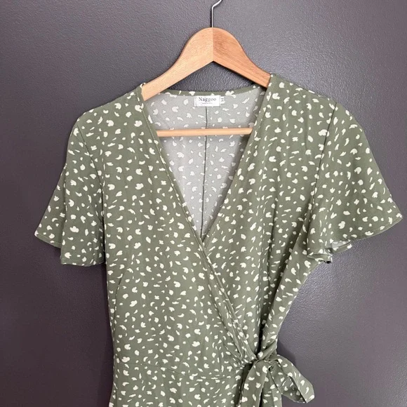 Naggoo Women Green Floral/Abstract Dots Wrap Around Dress Size Medium - Picture 4 of 4